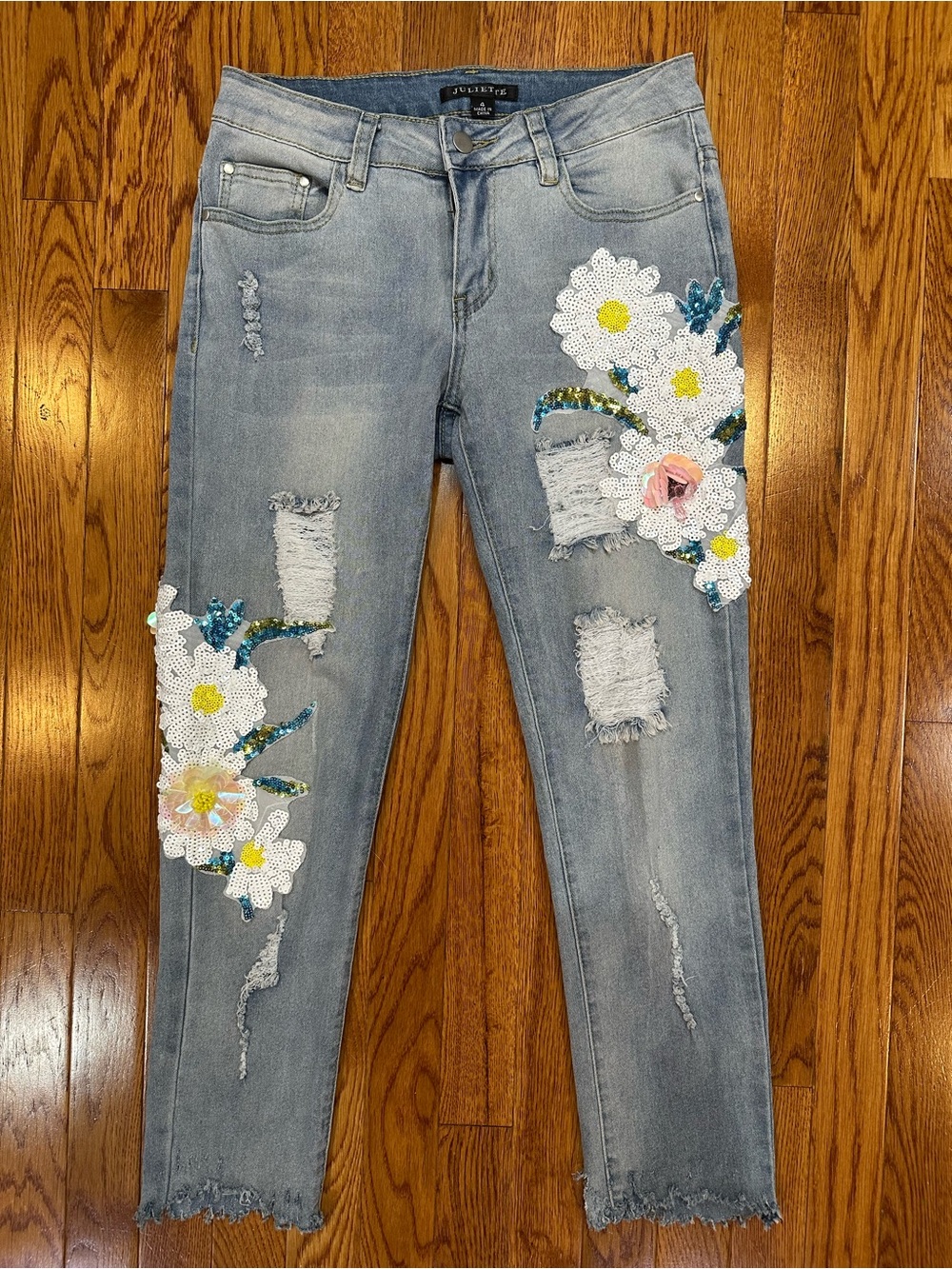 Juliette “Art to Wear” daisy sequin appliqué distressed jeans women’s size 4 GUC
